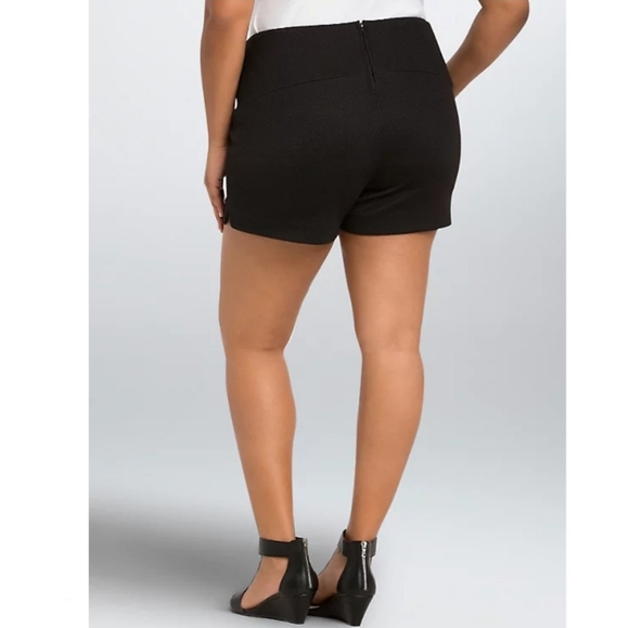 High Waist Textured Shorts - Picture 2 of 3